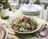 Cette salade est savoureuse : le poulet est mariné et le chorizo apporte du caractère.
