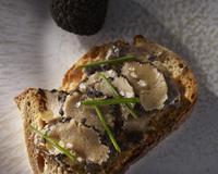 Une recette proposée par Maria Flora Monini.La truffe de Norcia ou de Spoleto est l'un des joyaux du terroir de l'Ombrie.A la fin de l'automne, le précieux champignon…
