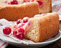 Un gâteau molleux avec un coeur fondant aux cerises.