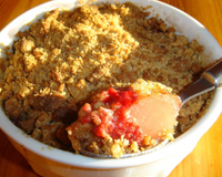 Un crumble aux parfums délicats...la fève tonka se marie trés bien avec la poire et la framboise...