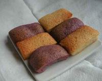 Il s'agit en miniature de la recette classique des financiers revisitée par une touche de couleur grâce à un coulis de fruits frais.