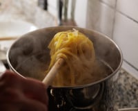 Est-ce que cela sert vraiment à quelque chose de saler l’eau des pâtes ?