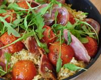 Avec les dernières tomates du jardin mises à rôtir séparément au four et de jolies feuilles de roquette qui rappellent encore un peu l'été, les champignons et les noix…