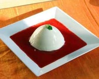 Blanc manger au coulis de framboise