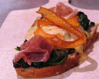 Saint Marcellin fondant et chiffonnade de jambon de pays sur lit d'épinards frais poêlés sur belle tranche de pain de campagne, surmontés de tagliatelles de courge Butternut…