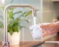 Comment enlever le goût du chlore de l’eau du robinet ? Une experte dévoile son astuce !