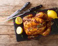 Laurent Mariotte partage sa recette du poulet rôti du dimanche au citron et romarin