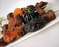 Voici des brochettes, à base d'agneau, de pruneaux et d'abricots secs, simples, parfumées et très goûteuses. Les cubes de viandes sont marinés dans un mélange d'huile…