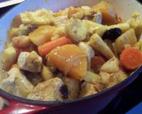 Un tajine parfumé accompagné de légumes et de fruits secs, une recette sucrée salée