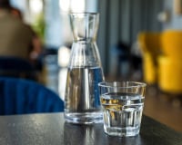 Ce chef italien dévoile pourquoi l'eau en bouteille est si chère au restaurant et partage son alternative