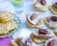 Canapés de crackers au foie gras et aux noix de pécan
