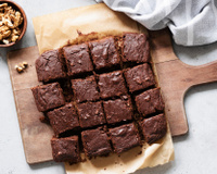 Pas fan de la bûche ? Testez cette recette express de brownie de Noël aux petits sablés !