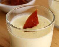 Une petite pana cotta pour l'apéritif, sans fioriture, pour conserver la saveur du Cantal...