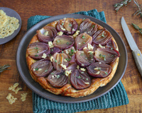 Tarte tatin aux oignons rouges et tuiles de parmesan