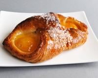 Les oranais est une pâtisserie de type viennoiserie. Il s'agit d'une pâte briochée ou bien feuilletée qui contient de la crème pâtissière et deux demi-oreillons d'abricot.…