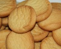 Des sablés agrémentés d'un caramel au beurre salé et d'une chantilly maison.