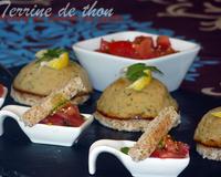 Ces belles bouchées de terrine au thon coeur fromage fondu si raffinées et festives....à déguster en entrée accompagnées de tartare de tomate au pesto...