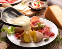 Faut-il vraiment éviter de boire de l’eau froide avec une raclette ? Ce médecin répond enfin