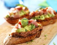 Bruschetta au pesto, tomate et tartare d'avocat au citron