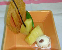 Ananas poché, arlette au miel glace rhum raisin