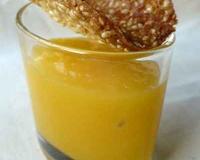 Compote de mangue pour le côté onctueux et petite tuile pour le côté croustillant