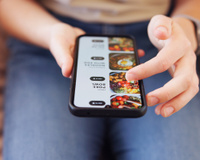 Quels sont les 10 plats les plus commandés par les Français en livraison ? Le classement 2025 de la plateforme Uber Eats dévoilé