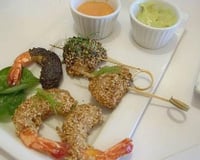 Crevettes et St Jacques croustillantes aux sésame et pavot mayonnaise wasabi et mayonnaise sauce coktail