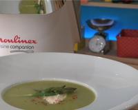 Un velouté d'asperges vertes relevé par une pointe de parmesan et préparé au Companion.