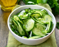 “Je vais faire ça tout l’été” : une diététicienne partage sa recette de salade de concombres légère et hyper saine !