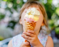 Votre enfant réclame une glace voici pourquoi vous devriez d'abord lui offrir un grand verre d'eau