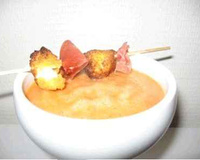 Velouté de tomates et sa brochette fondante