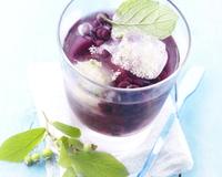 Soda aux myrtilles sauvages avec des fleurs de sureau et de la menthe.
