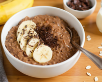 Porridge au chocolat et à la banane