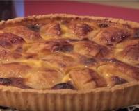 Une pâte brisée, quelques pommes et un appareil à crème prise, voilà comment obtenir une délicieuse tarte aux pommes, savoureuse et gourmande ...