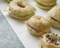 Une recette de minis bagels entièrement faits maison, idéale pour un apéritif original !