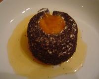 Un bon chèvre frais fermier au lait cru, chèvre de 4 jours, entouré de graines de pavot. Au centre de ce chèvre, une couche de tomates à…