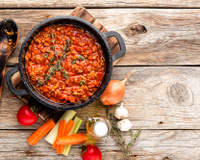 Pour ces deux cuisinières italiennes, voici le temps qu’il faut absolument respecter pour une vraie sauce bolognaise !