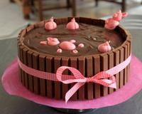 Une recette facile pour réaliser un joli gâteau d"anniversaire ou impressionner vous invités qui apprécieront l"originalité de…