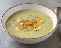 Potage aux poireaux, grains de moutarde à l'ancienne et cheddar