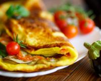 Cette omelette aux aubergines, mozzarella et tomates séchées va devenir votre plat express préféré pour cet été