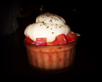 Delicate chantilly d'ail sur mousse de tomate