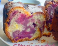 Gâteau marbré au citron, mûres et framboises