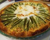 Une quiche printanière aux tendres asperges vertes et à la mozzarella di buffala fondante et généreuse.