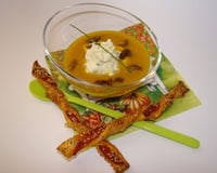 Velouté de potimarron aux éclats de marron, chantilly mascarpone ciboulette, sacristain au chorizo et graines de sésame