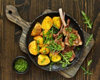 Cyril Lignac : sa recette des côtelettes d’agneau, salsa verde et sarrasin  pour un déjeuner printanier réussi