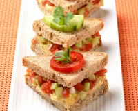 Petits triangles à l'houmous et tartare de légumes