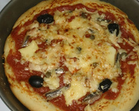 Pâte à pizza à la main
