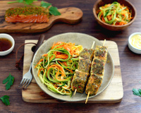 Brochettes de saumon caramélisé au sirop d'érable et spaghettis de légumes