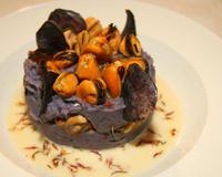 Une recette qui fait de l'effet. Facile à réaliser pour une entrée. Je ne connaissais pas cette petite pomme de terre violette et son goût rappelant un peu la chataigne…