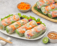 Rouleaux de printemps : la recette fraîche et conviviale de Julie Andrieu qui se mange avec les doigts